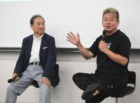 　特別授業を行った堀江貴文氏。左はフジテレビの清水賢治社長（撮影・堀内翔）
