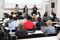 　特別授業を行ったフジテレビの清水賢治社長と堀江貴文氏（撮影・堀内翔）