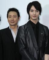 　親子で舞台あいさつに登壇した三田村邦彦（左）と中山麻聖＝１２年３月