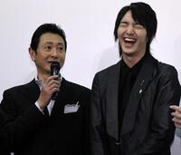 　父・三田村邦彦（左）のトークに爆笑する中山麻聖＝１２年３月