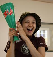 　佐賀北が優勝し、メガホンをたたいて喜ぶ中越典子＝０７年８月