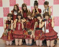 　選抜メンバー入りした（前列左から）小嶋陽菜、秋元才加、篠田麻里子、峯岸みなみ、大家志津香、（後列左から）梅田彩佳、河西智美、北原里英、桑原みずき＝１１年９月