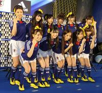 　会場を盛り上げるＡＫＢ４８の（前列左から）大島優子、渡辺麻友、板野友美、小野恵令奈、小林香菜（後列左から）秋元才加、佐藤亜美菜、片山陽加、松原夏海、佐藤すみれ、大家志津香＝１０年６月