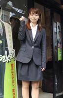 　ポーズをとる佐々木理江氏＝１２年１１月