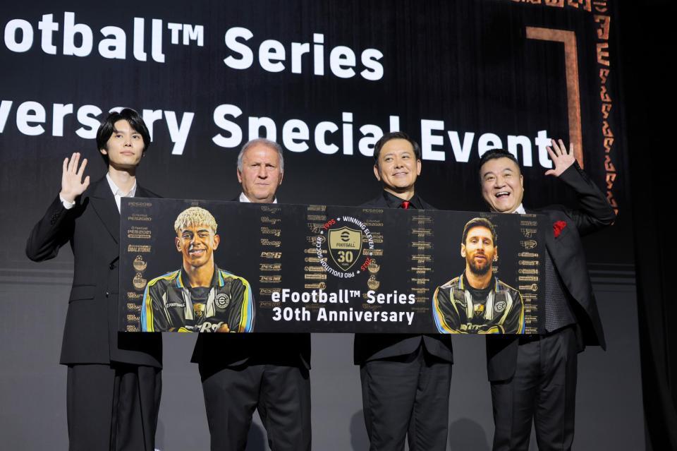 　（左から）萩原利久、ジーコ氏、有田哲平、山崎弘也（撮影・吉澤敬太）