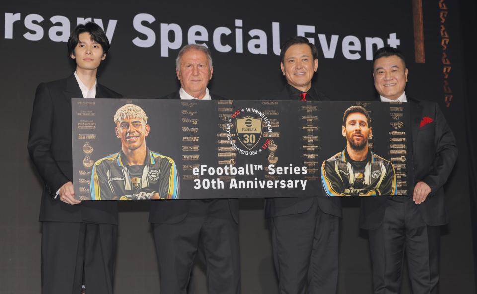 　ほほ笑む（左から）萩原利久、ジーコ氏、有田哲平、山崎弘也（撮影・吉澤敬太）