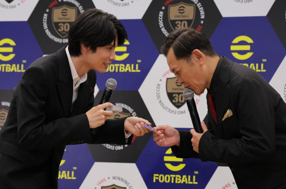 　萩原利久（左）から名刺をもらう有田哲平（撮影・吉澤敬太）