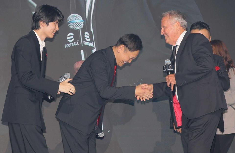 　ジーコ氏（右）と握手する有田哲平。左は萩原利久（撮影・吉澤敬太）