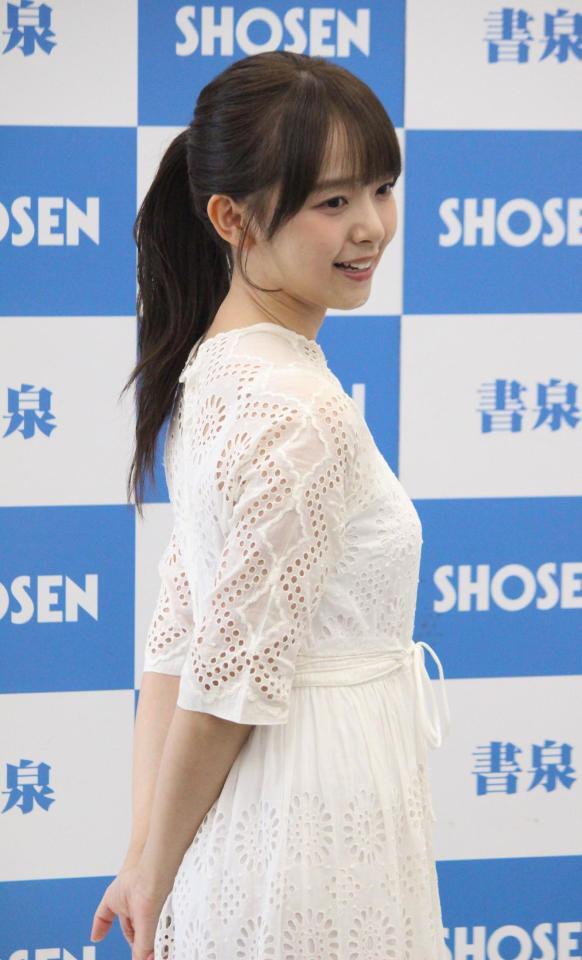 　ポーズを決める高畑結希