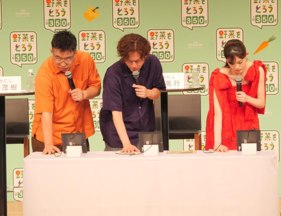 　野菜の推定摂取量を測定できる機械を試す（左から）中西茂樹、那須晃行、松村沙友理