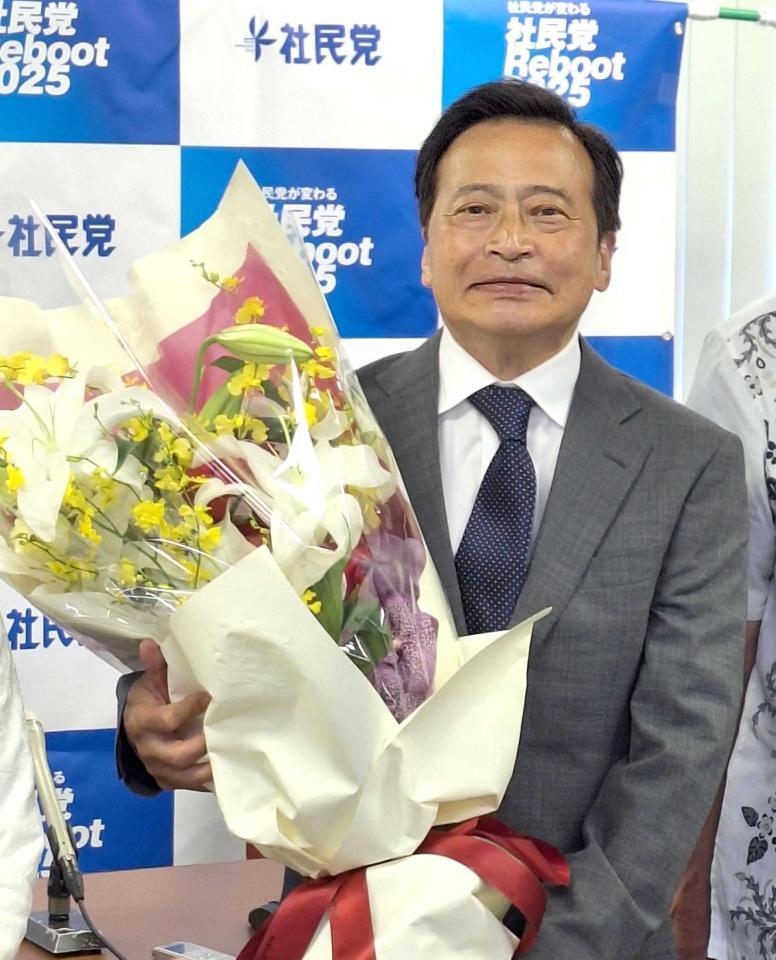 　参院選で比例当選した社民党のラサール石井