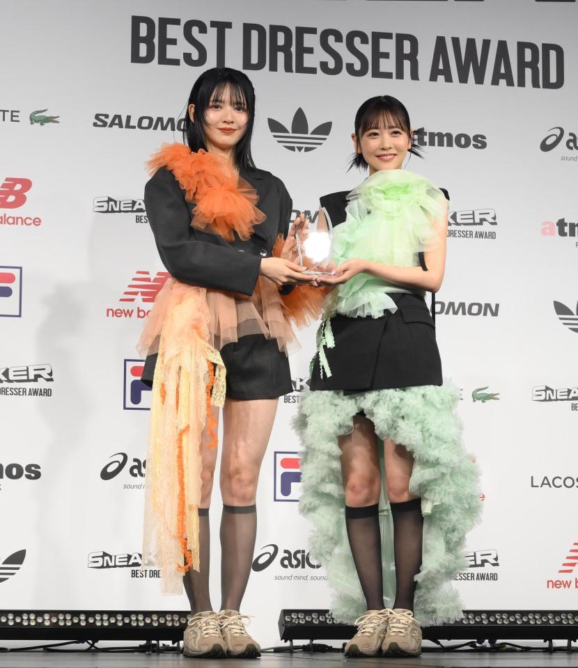 　トロフィーを手にするＦＲＵＩＴＳ　ＺＩＰＰＥＲの鎮西寿々歌（左）と櫻井優衣（撮影・堀内翔）