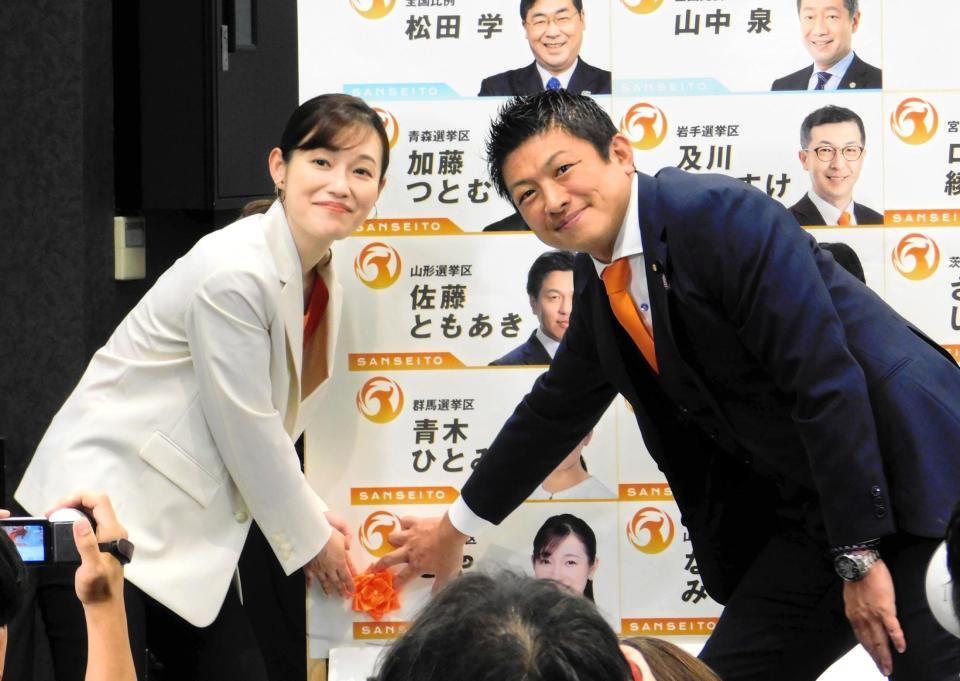 　当選を喜ぶ参政党・さや氏（左）と神谷宗幣代表＝２０日