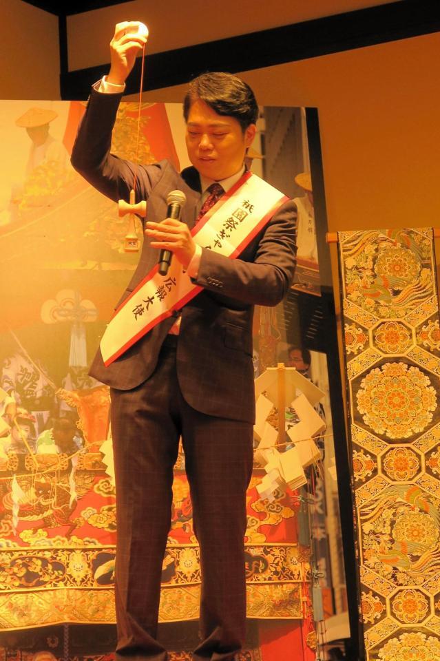 　得意のけん玉を披露する三山ひろし