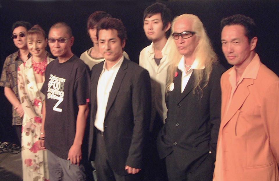 　映画「ＩＺＯ」初日舞台あいさつに出席した中山麻理さん（左から２人目）＝０４年８月