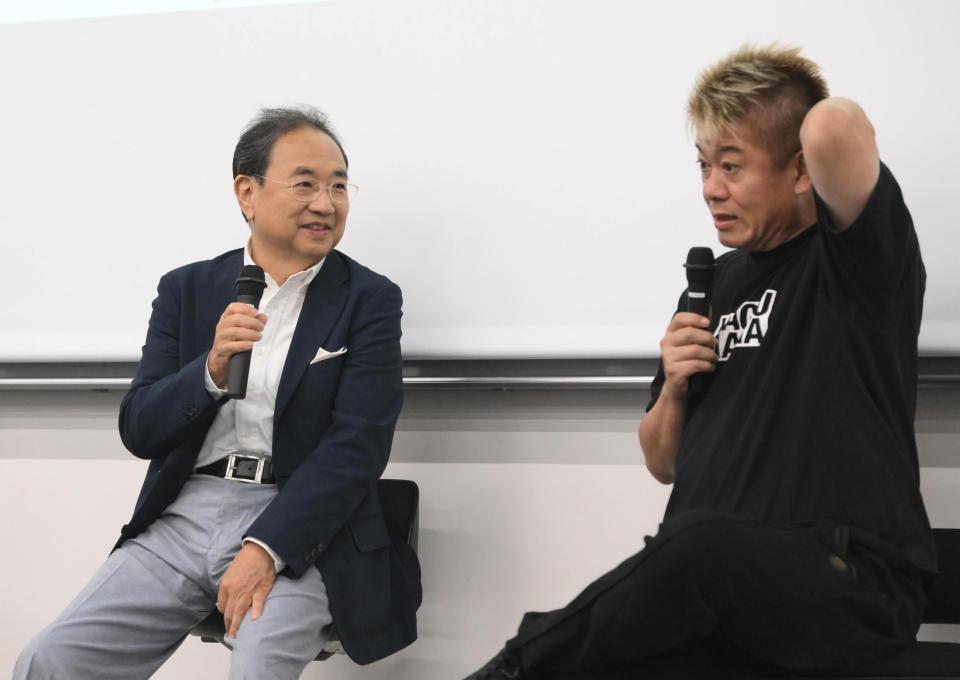 　特別授業を行ったフジテレビの清水賢治社長。右は堀江貴文氏（撮影・堀内翔）