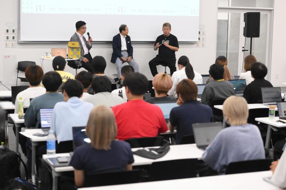 　特別授業を行ったフジテレビの清水賢治社長と堀江貴文氏（撮影・堀内翔）