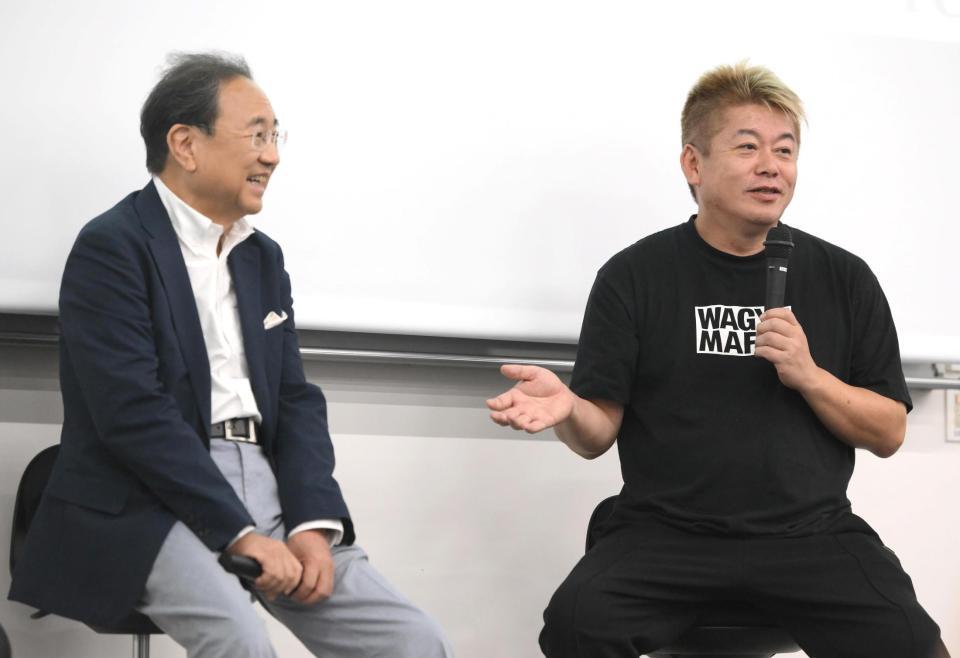 　特別授業を行ったフジテレビの清水賢治社長（左）と堀江貴文氏（撮影・堀内翔）