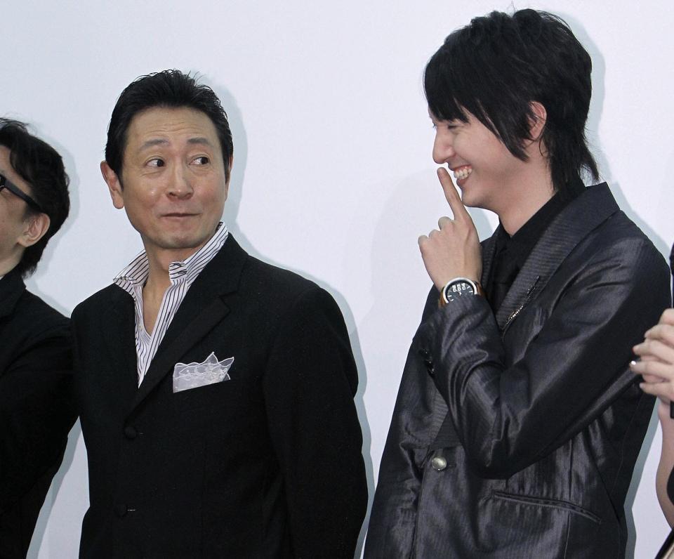 　舞台あいさつで息の合った掛け合いを見せる三田村邦彦（左）と中山麻聖親子＝１２年３月