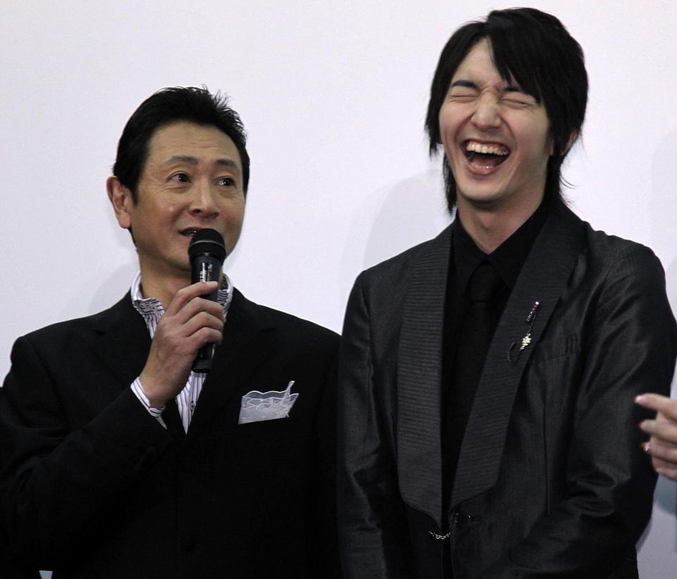 　父・三田村邦彦（左）のトークに爆笑する中山麻聖＝１２年３月