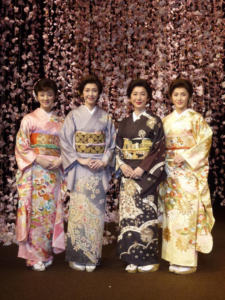 　しだれ桜のセットの下で晴れ着に身を包む（左から）中越典子、賀来千香子、高橋惠子、水野真紀＝１１年１０月