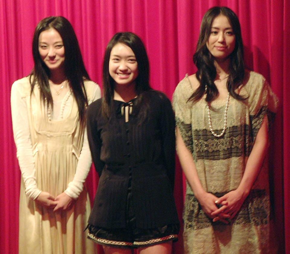 　舞台あいさつで思わず涙を見せた（左から）中越典子、池脇千鶴、中村優子＝０６年９月