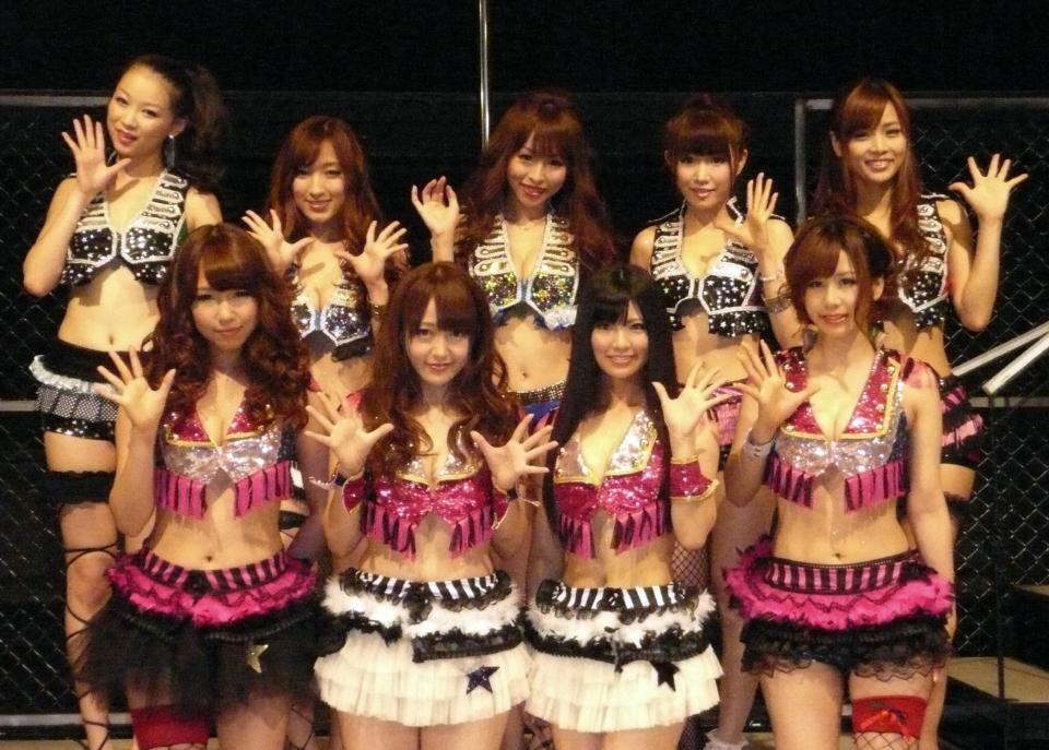 　「ＤＵＭＰ　ＳＨＯＷ！」の公開けいこを行った（左から）佐藤夏希、佐藤亜美菜、倉持明日香、大家志津香＝１１年７月