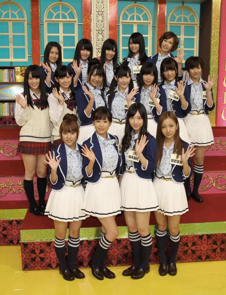 　笑顔を見せるＡＫＢ４８・ＮＭＢ４８メンバー（前列左から）高橋みなみ、前田敦子、柏木由紀、板野友美、（中列左から）山本彩、渡辺美優紀、北原里英、渡辺麻友、指原莉乃、高城亜樹、宮澤佐江、（後列左から）竹内美宥、横山由依、倉持明日香、前田亜美、大家志津香＝１１年１０月