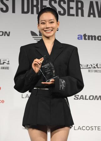 　トロフィーを手にする、なごみ（撮影・堀内翔）