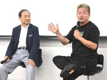 　特別授業を行うフジテレビ・清水賢治社長と堀江貴文氏（撮影・堀内翔）