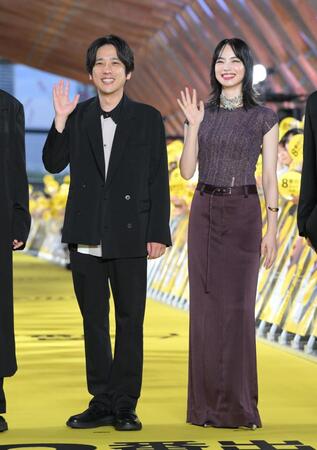　映画「８番出口」８８ｍ無限ループカーペットアライバルに登場した二宮和也（左）と小松菜奈（撮影・伊藤笙子）