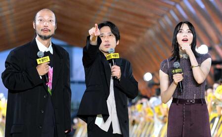 　異変に気づく二宮和也（中央）と驚く河内大和（左）、小松菜奈