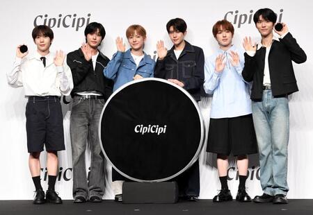 　ブランドアンバサダーに就任したＮＣＴ　ＷＩＳＨの（左から）リョウ、リク、ユウシ、シオン、サクヤ、ジェヒ（撮影・佐藤厚）