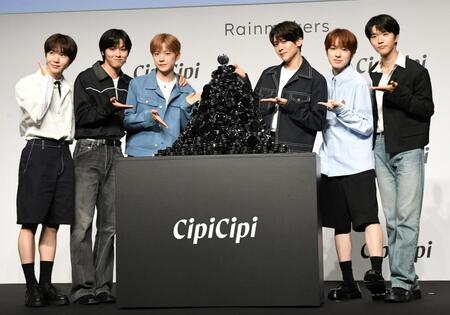 　クッションを積み上げたＮＣＴ　ＷＩＳＨの（左から）リョウ、リク、ユウシ、シオン、サクヤ、ジェヒ（撮影・佐藤厚）