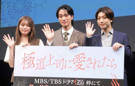 　手を振る（左から）紺野彩夏、戸塚祥太、中村嶺亜