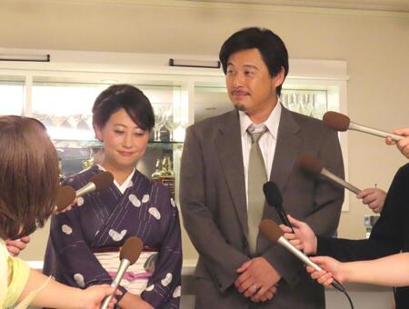 　テレ東系ドラマ「架空名作劇場」のワンシーンを公開したアルコ＆ピース・平子祐希（右）と友近