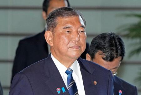 　首相官邸に入る石破首相