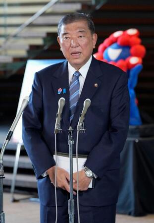 　日米関税交渉について、記者団の取材に応じる石破首相