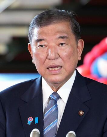 　首相官邸で記者団の質問に答える石破首相