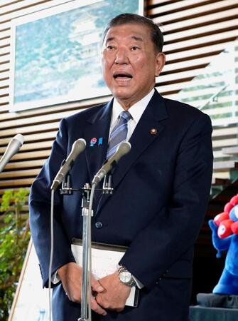 　首相官邸で記者団の質問に答える石破首相