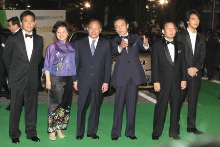 　「レッドクリフ」のトミーレオン（左）ジョン・ウー監督（左から３人目）金城武（右）らとグリーンカーペットを歩きご機嫌の麻生首相（右から３人目）＝２００８年
