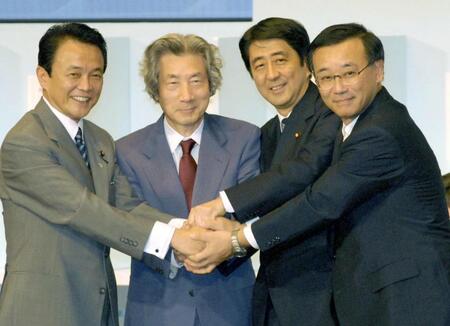 　自民党総裁選を終え握手する（左から）麻生太郎氏、小泉首相、安倍晋三新総裁、谷垣禎一氏＝２００７年