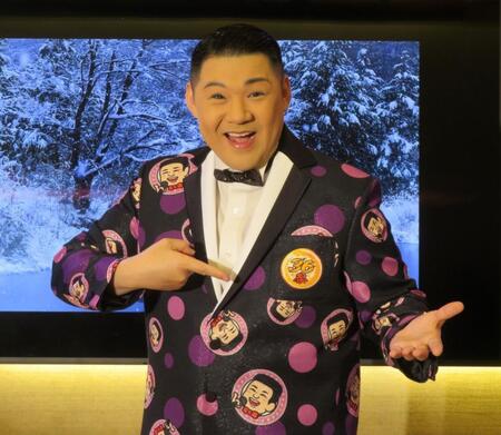 　自身のキャラクターのイラストが入った新衣装を披露する大江裕