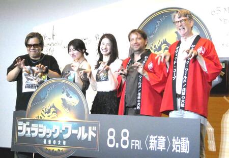 　恐竜ポーズで写真に応じる（左から）楠大典、吉川愛、松本若菜、ギャレス・エドワーズ監督、デヴィッド・コープ氏
