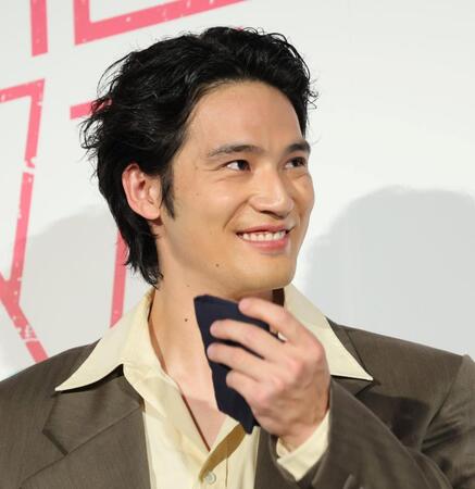 　壇上で汗を拭く水上恒司（撮影・棚橋慶太）