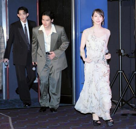 　登壇する（右から）吉岡里帆、水上恒司、竜星涼（撮影・棚橋慶太）