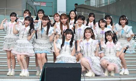 　ポーズを決めるＨＫＴ４８