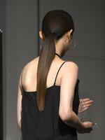 　背中が見える衣装で登場した松村沙友理（撮影・堀内翔）