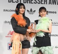 　トロフィーを手にするＦＲＵＩＴＳ　ＺＩＰＰＥＲの鎮西寿々歌（左）と櫻井優衣（撮影・堀内翔）