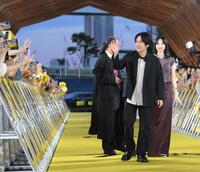 　映画「８番出口」８８ｍ無限ループカーペットアライバルに登場し、観客に手を振る二宮和也（中央）と小松菜奈（撮影・伊藤笙子）